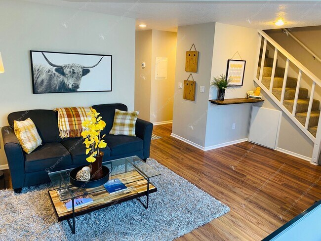 Foto del edificio - FULLY FURNISHED, 1 BR - 1.5 BA + LOFT CONDO IN NW BEND