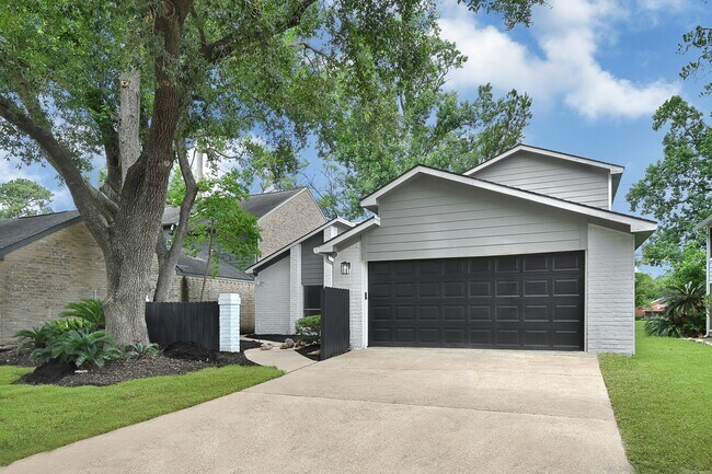 Building Photo - 20006 18th Fairway Dr