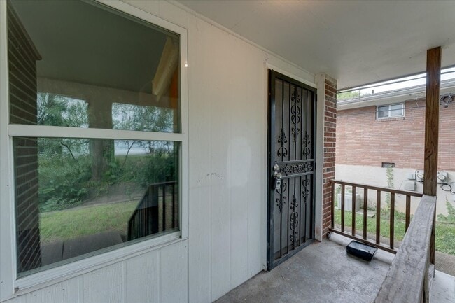 Building Photo - Charming Renovated 2-Bedroom Duplex Near D...