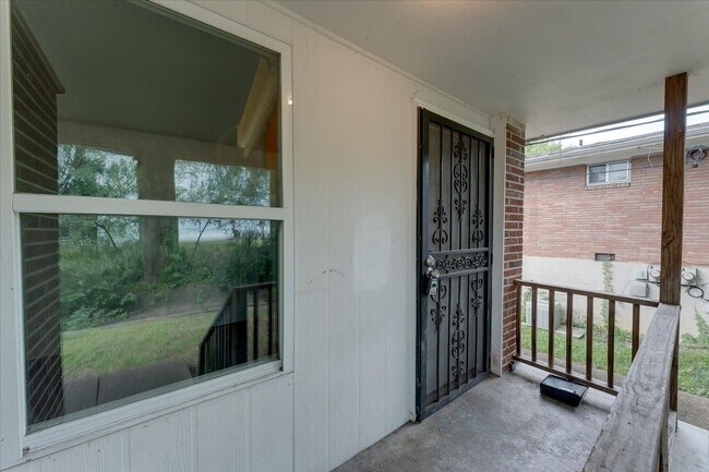 Foto del edificio - Charming Renovated 2-Bedroom Duplex Near D...