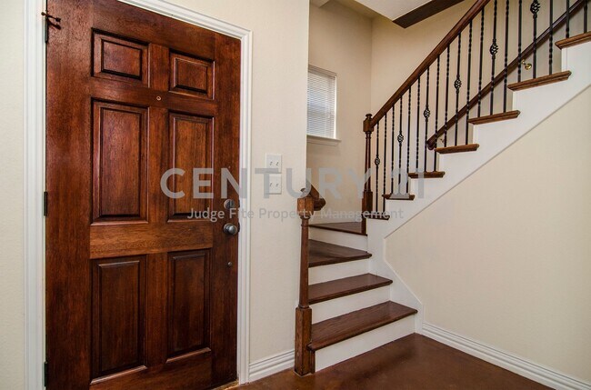 Foto del edificio - Beautiful 3-Story 2/2.5/2 Townhome For Rent!