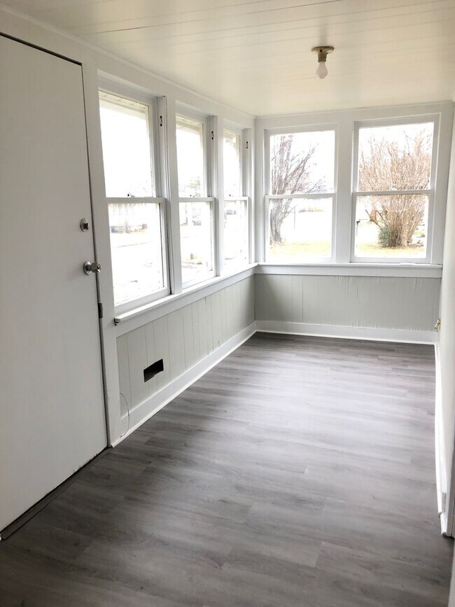 Building Photo - 2 Bedroom 1 Bath with Basement