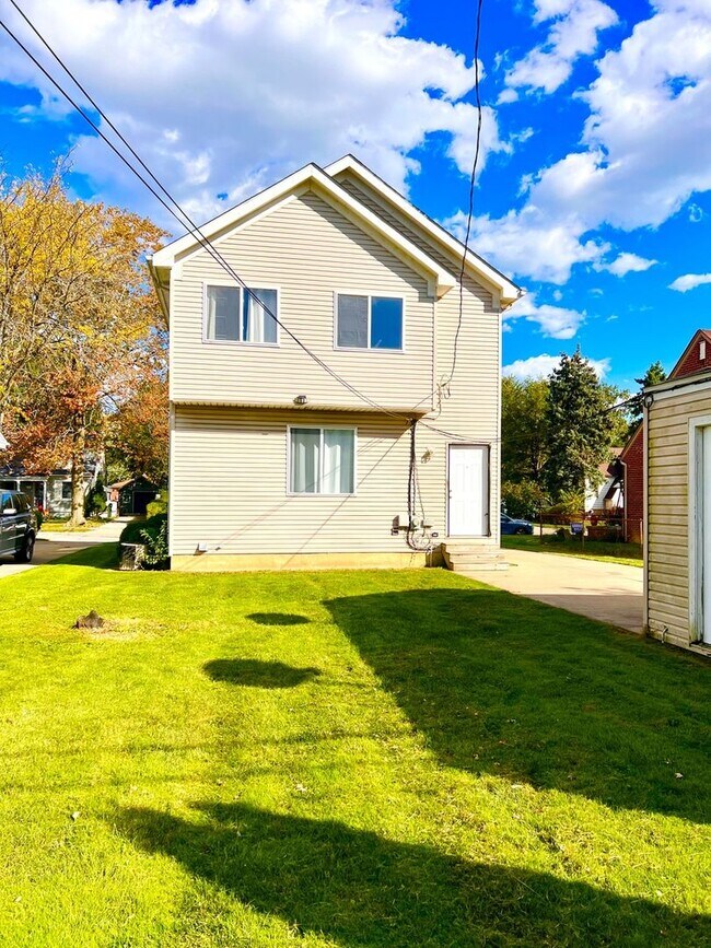 Building Photo - 3 Bedroom Single Family Home in Eastpointe