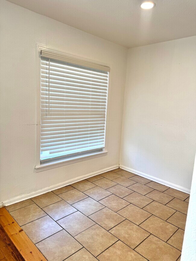 Comedor - 231 Storeywood Dr