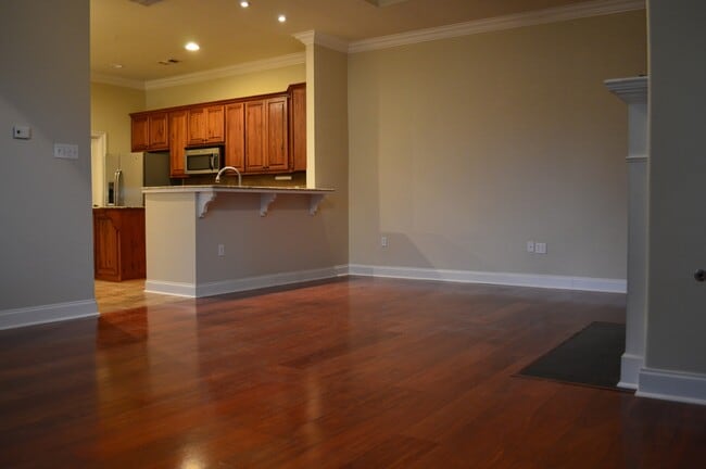 Building Photo - Beautiful Luxury Unit in Gated Community