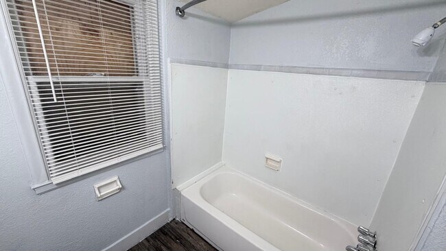 Foto del edificio - 18703 Waltham St