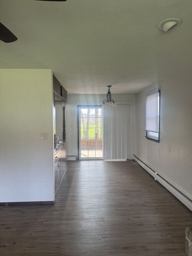 Building Photo - 3 Bedroom 1.5 bath Country Setting Home