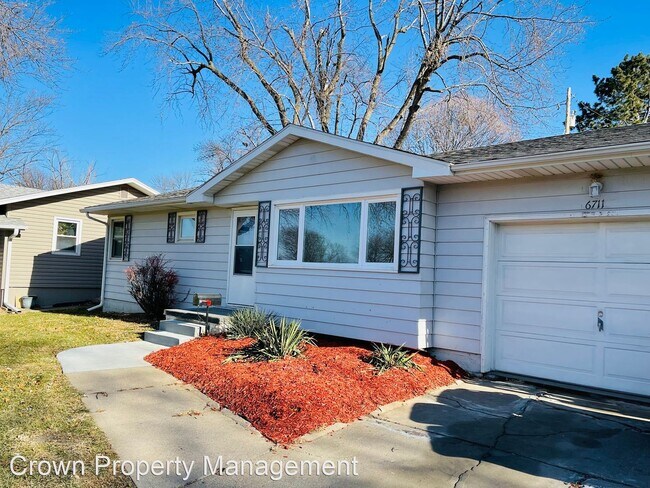 Building Photo - 2 br, 1 bath House - 6711 S 49th St