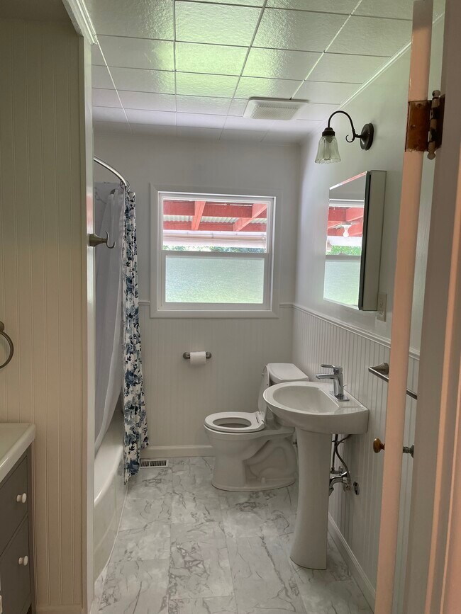 baño - 818 NE 13th St