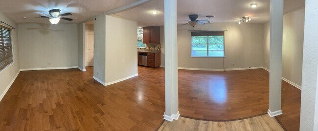 Building Photo - Lovely, well maintained 3 bedroom 2 bath i...