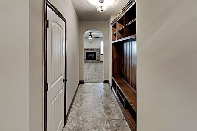 Building Photo - Very Nice 3 Bedroom 2 Bath Home in Yukon S...