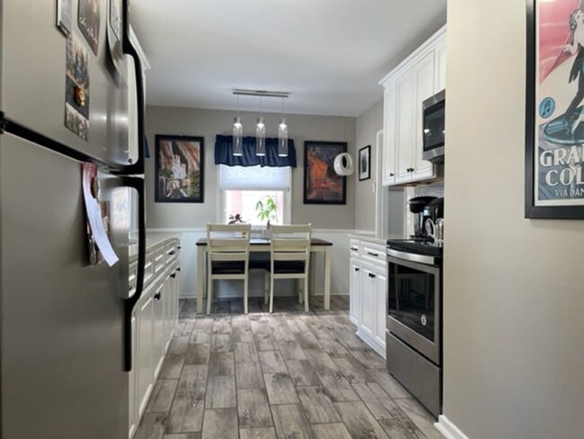 Building Photo - Single Family Home - Just refreshed - Grea...