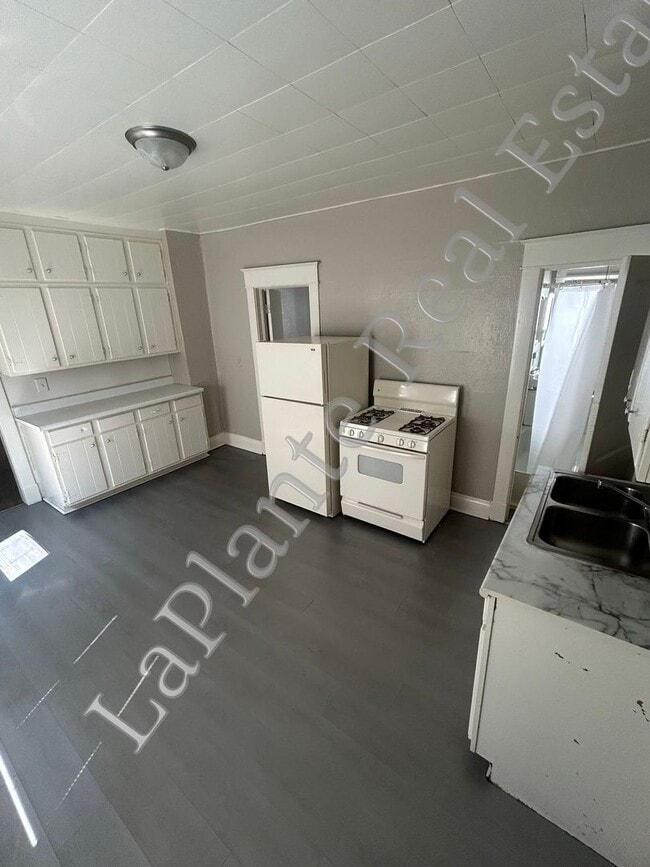 Building Photo - Comfortable Single-Family Home for Rent