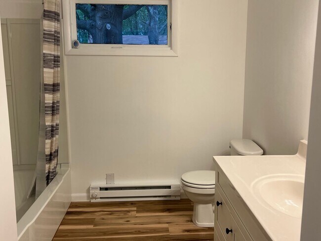 Foto del edificio - Spacious 4 BEDROOM 2 FULL BATHS PLENTY OF ...