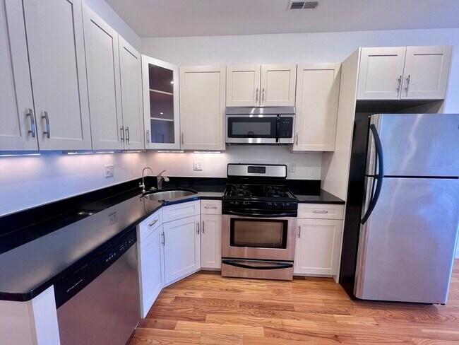 Foto del edificio - 150 1/2 M St