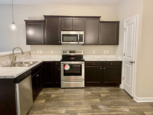 Building Photo - Well maintained Townhome in Piney Green!