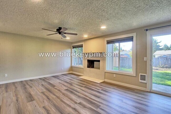Building Photo - 2 Bed, 2 Bath Home with Large Fully Fenced...