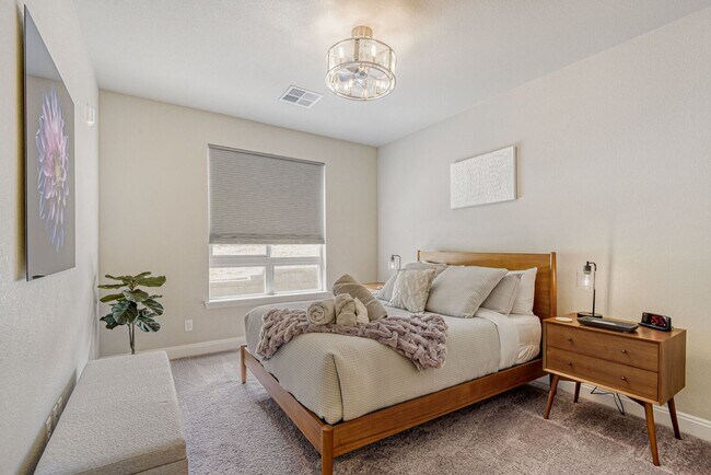 Foto del edificio - Contemporary Parker Condo | Pool, Trails & City Access