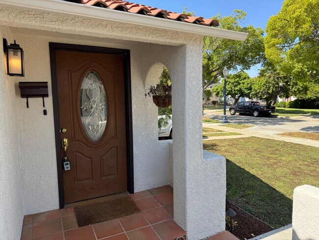 Foto del edificio - Classic Spanish Revival in California Heig...