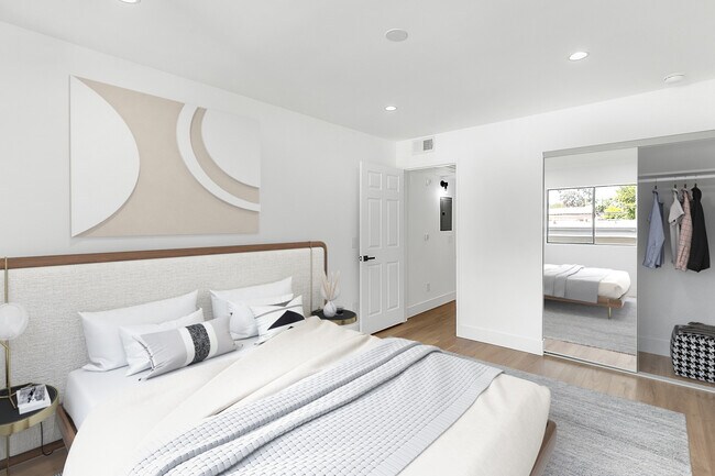Foto del edificio - Experience Modern Westside Living at Woodg...
