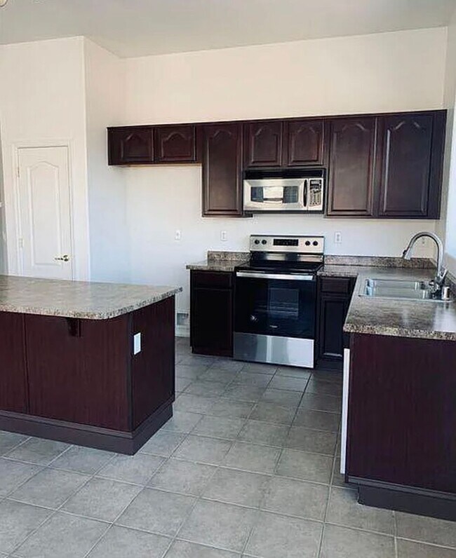 Foto del edificio - 4 bedroom with 3 car garage in Avondale