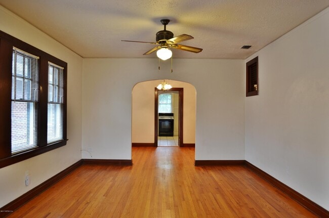 Building Photo - 2557 Dellwood Ave