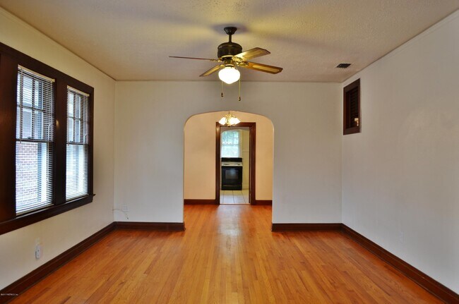 Foto del edificio - 2557 Dellwood Ave