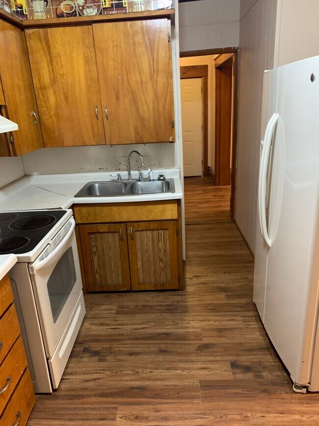 Foto del edificio - HOUSE FOR RENT  3 BR, 1 BA - Attached Garage - Central Air - Fenced in yard,