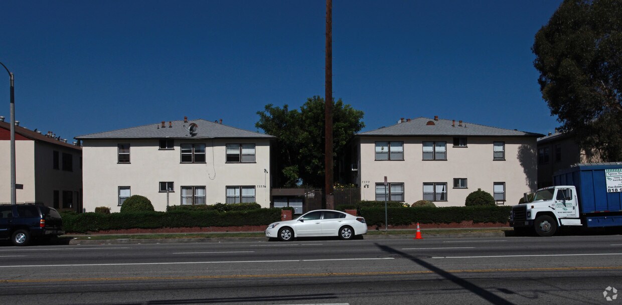 Foto del edificio - 7333-7339 Woodman Ave