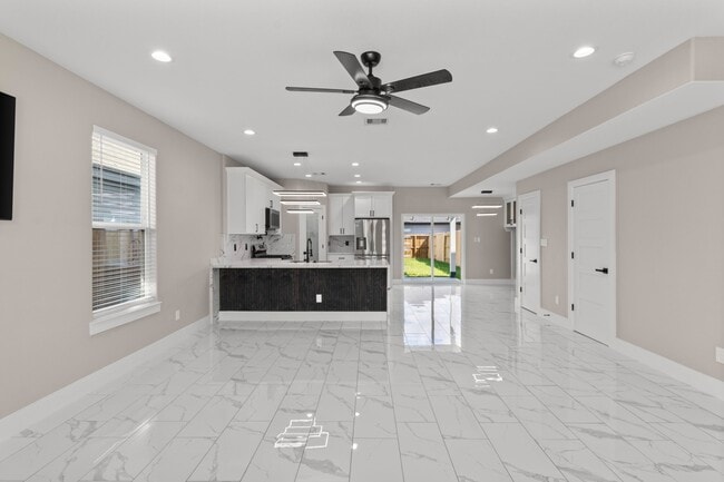 Building Photo - 7925 Colonial Ln