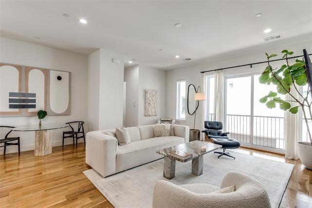 Foto del edificio - 2311 N Carroll Ave