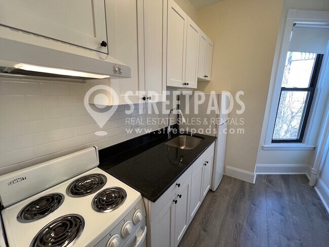 Building Photo - 504 Beacon St