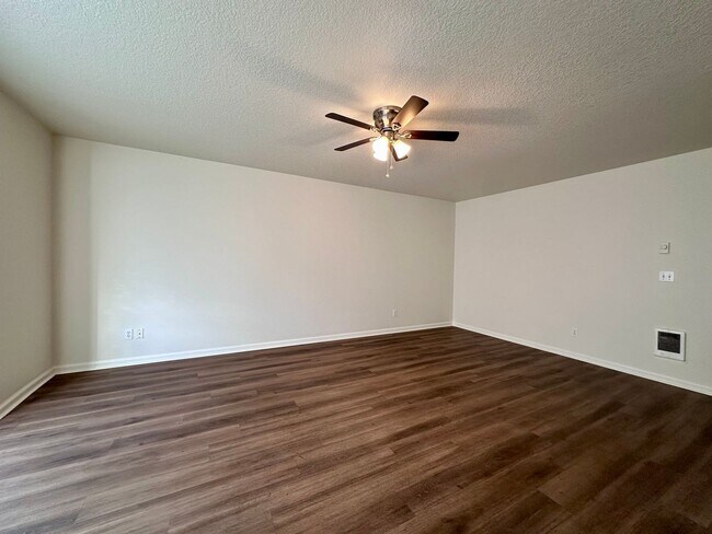 Building Photo - Spacious Condo in Downtown Gresham - Near MAX!