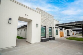 Building Photo - 28 Dragonfly St