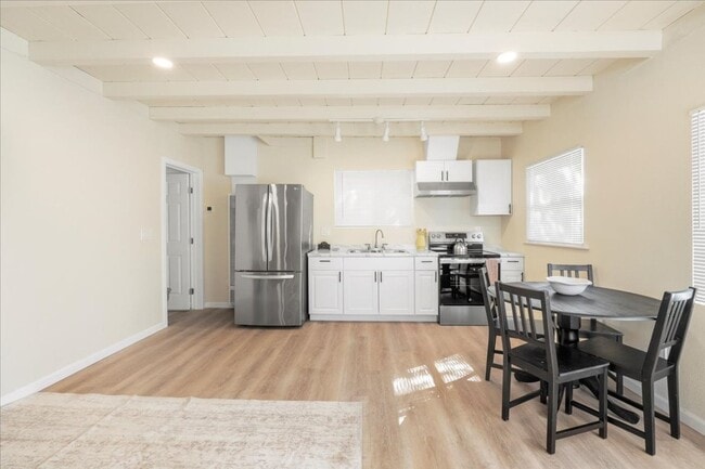 Foto del edificio - 272 W Carmel Valley Rd