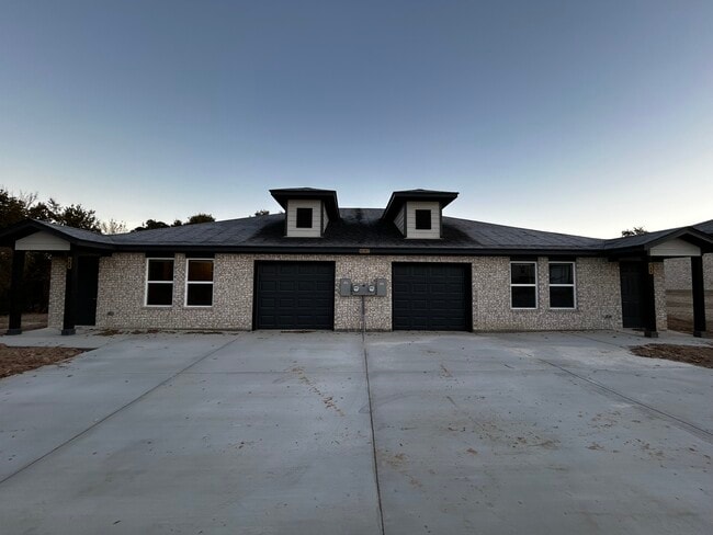 Building Photo - 10028 W Hwy 199