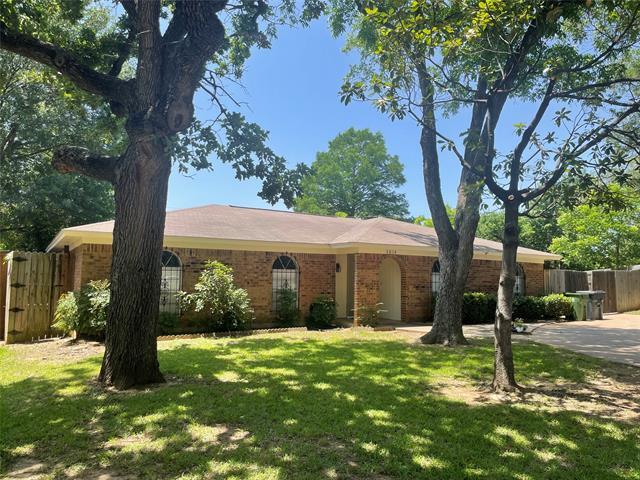 Building Photo - 2014 Bay Oaks Dr
