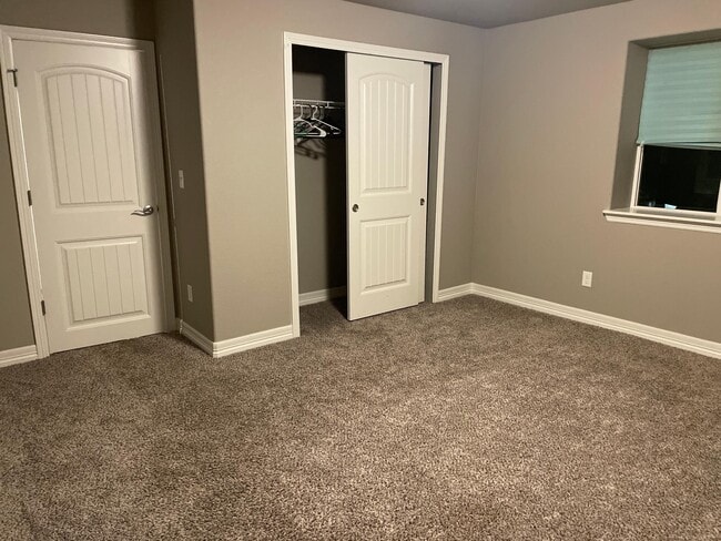 armario del primer dormitorio - 5383 Homeward Dr