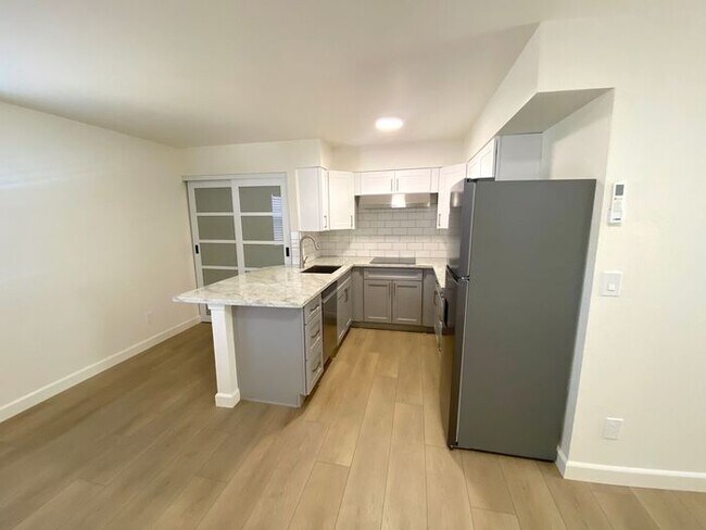 Building Photo - "TinyHouse" Apartment Downstairs - Washer/Dryer, Dishwasher, AC, Parking Space