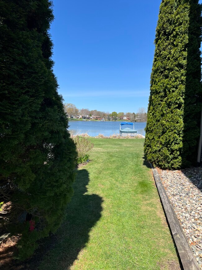 Foto del edificio - 4936 Lake Point Dr