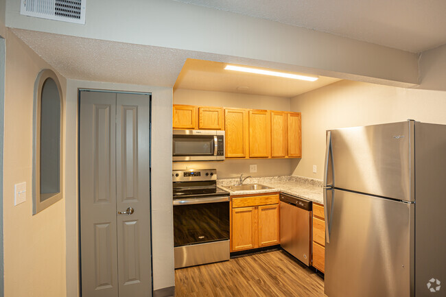 2HAB, 1BA - 750 ft² - Parkway Apartments