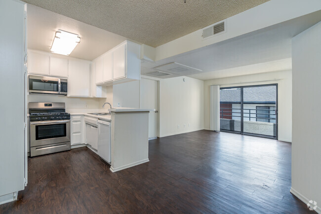 2BR, 2BA - 900SF - Kitchen - Campus Crossing Apartments