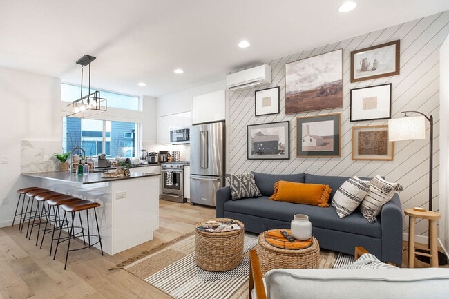 Building Photo - 628 10th Ave E