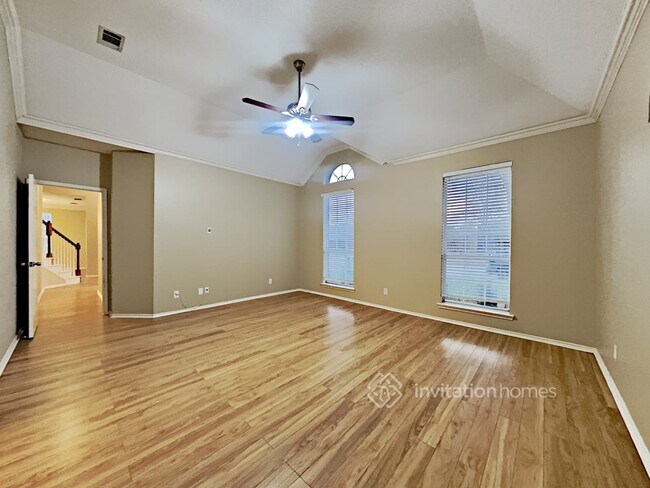 Building Photo - 720 Hollow Ridge Dr