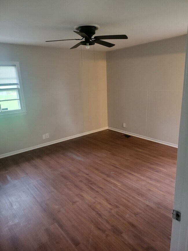 Building Photo - Nice brick ranch 4 bedroom 2 bath in Hermi...