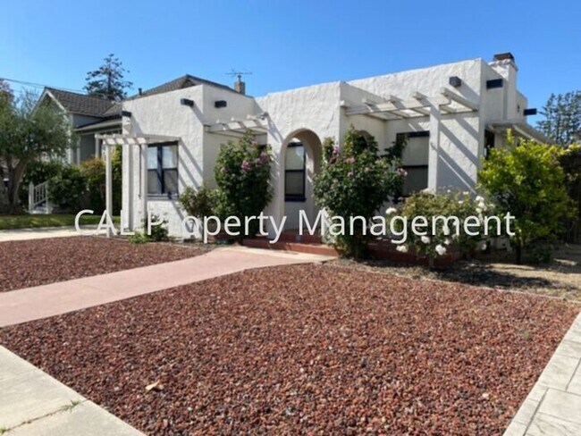Building Photo - Charming 2-bedroom and 1.5-bathroom house!