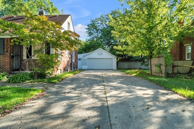 Building Photo - 1109 Shadowlawn St