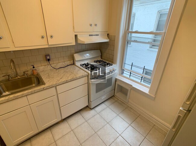 Foto del edificio - 2066 EAST 15 STREET unit 2C