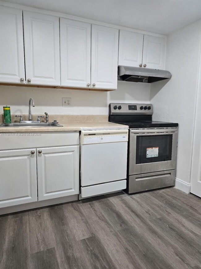 Foto del edificio - 8020 Fairview Dr