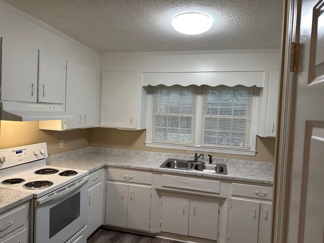 Building Photo - New Price! Three bedroom 2 bath near downt...